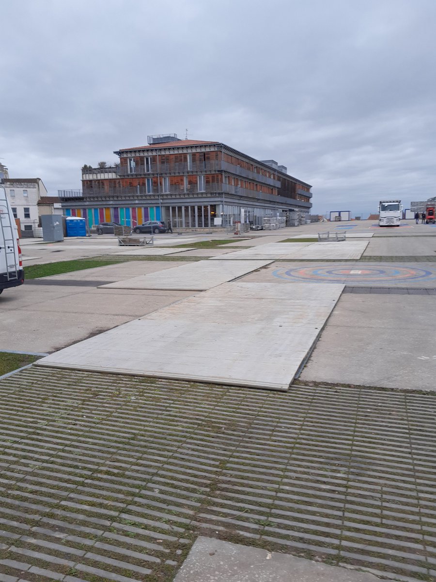 GroupeTSPS's tweet image. #TSPS au #Festival de la BD d’#Angoulême 2025 ! 📚✨
Pour cette 52ᵉ édition, nous avons installé des accès provisoires afin de sécuriser les stands et faciliter la logistique 🏗️ Nos plaques Aluminium et Euromat ont assuré une circulation fluide tout en protégeant les sols.