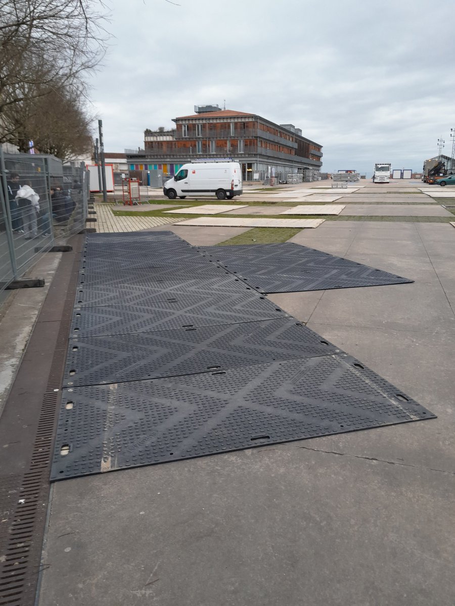 GroupeTSPS's tweet image. #TSPS au #Festival de la BD d’#Angoulême 2025 ! 📚✨
Pour cette 52ᵉ édition, nous avons installé des accès provisoires afin de sécuriser les stands et faciliter la logistique 🏗️ Nos plaques Aluminium et Euromat ont assuré une circulation fluide tout en protégeant les sols.