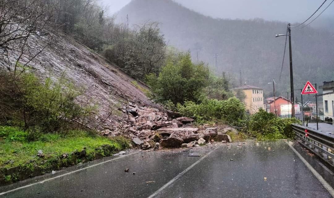 RadioBabboleo's tweet photo. Chiusa fino a venerdì la strada statale 35 al Passo dei Giovi, a #Busalla, dove martedì scorso si è verificata una frana per le forti piogge. Interessata anche una linea elettrica. Si punta ad aprire una corsia a senso unico alternato. https://t.co/yhnGZ0M6Xh