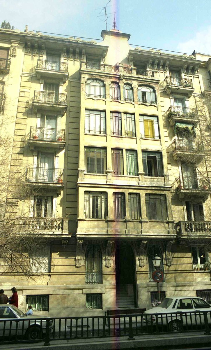 Interesante edificio de viviendas con detalles decorativos modernistas en Sta. Cruz de Marcenado 34. Del arq. Felipe M. López Blanco en 1917, destaca por su potente cuerpo de miradores central. Foto mía de 1987.