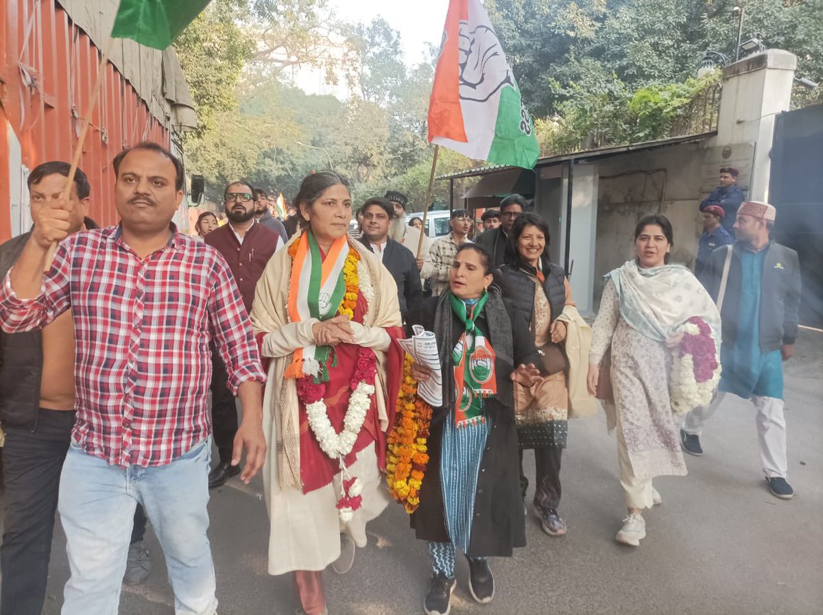 RafatFatimaINC's tweet photo. नई दिल्ली विधानसभा से प्रत्याशी संदीप दीक्षित जी के लिए होटल ताज मानसिंह के पास सभा में शामिल हुए एवं शाह ए मर्दा (बी के दत्त कॉलोनी) में प्रचार किया। https://t.co/AtJHLLRUtF