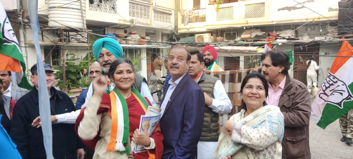 RafatFatimaINC's tweet photo. नई दिल्ली विधानसभा से प्रत्याशी संदीप दीक्षित जी के लिए होटल ताज मानसिंह के पास सभा में शामिल हुए एवं शाह ए मर्दा (बी के दत्त कॉलोनी) में प्रचार किया। https://t.co/AtJHLLRUtF