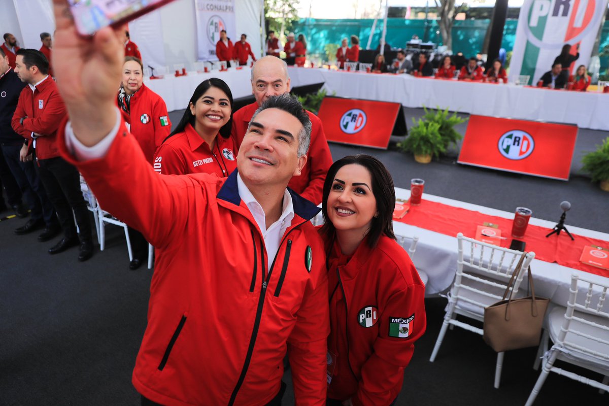 LizzieMorenoC's tweet photo. Quiero felicitar con entusiasmo a Bernardino Antelo Esper por asumir la Presidencia de la Coordinación Nacional de Legisladores Locales Priistas (CONALPRI).

Estoy convencida de¡Enhorabuena Coordinador @bernantelo! @alitomorenoc @PRI_Nacional https://t.co/OINXDrUXE7