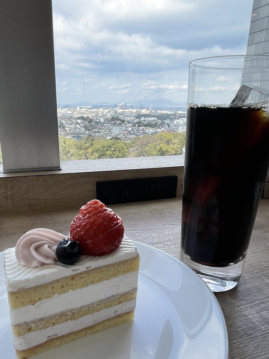 refresh_wind's tweet image. 昼からお休みもらって美術館🚶
鑑賞後のカフェターイム🍰✨