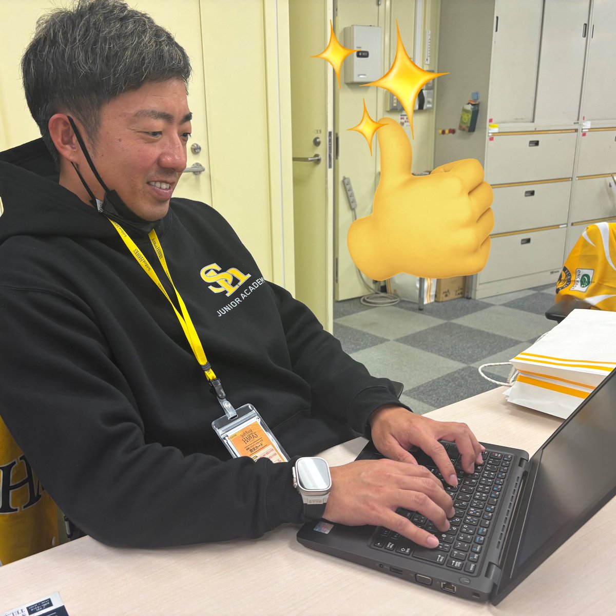 本日必勝祈願、明日宮崎移動、そしてキャンプインと、いよいよ2025年が始まりますね✨
今年もどうぞホークスをよろしくお願いします！

さて、新たな道でスタートした方も。
事務所で遭遇した #嘉弥真新也 さんはパソコンできる…風…？
「"パ”はできます！」
"ソコン“のお勉強中でした😁

#sbhawks