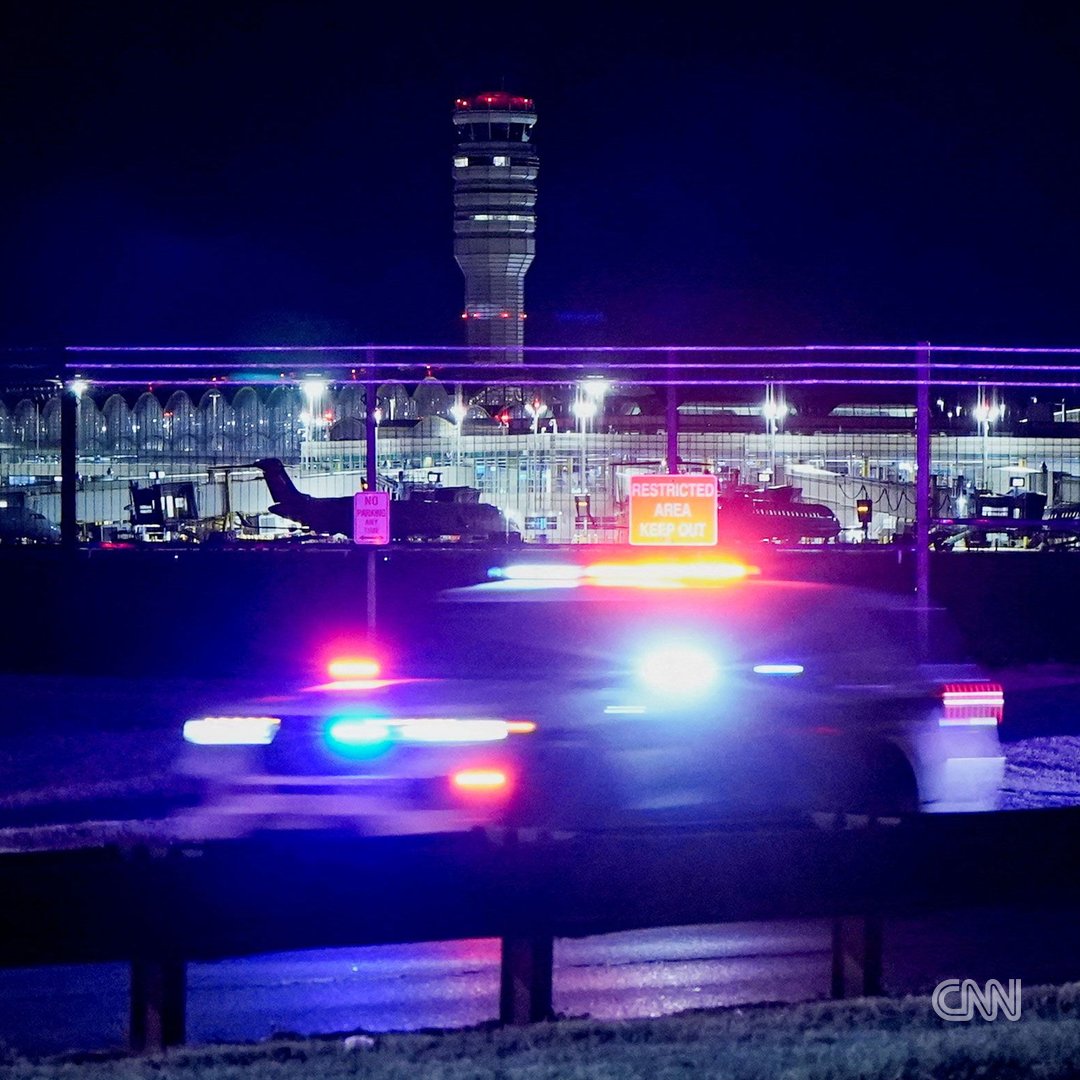 cnnbrk's tweet photo. Fatalities have been confirmed after a passenger plane collided midair with a US Army Black Hawk helicopter near Reagan National Airport outside of Washington, DC, a source says. The multi-agency response continues.

Follow live updates. https://t.co/H3UCQv2L9x https://t.co/CmjTK0HKbt