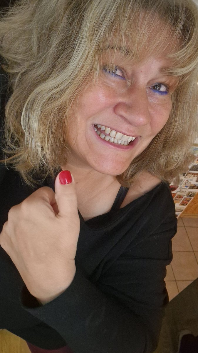 Bigot44408011's tweet photo. Crayon bleu sous les yeux 💙
Vernis ok👌
Habillée 👍
#EtHop GoBiMar au boulot à 63 ans et demi et 21 jours
Excellente journée à tous ceux qui m'apprécient ❤️❤️ https://t.co/aWprKCle22