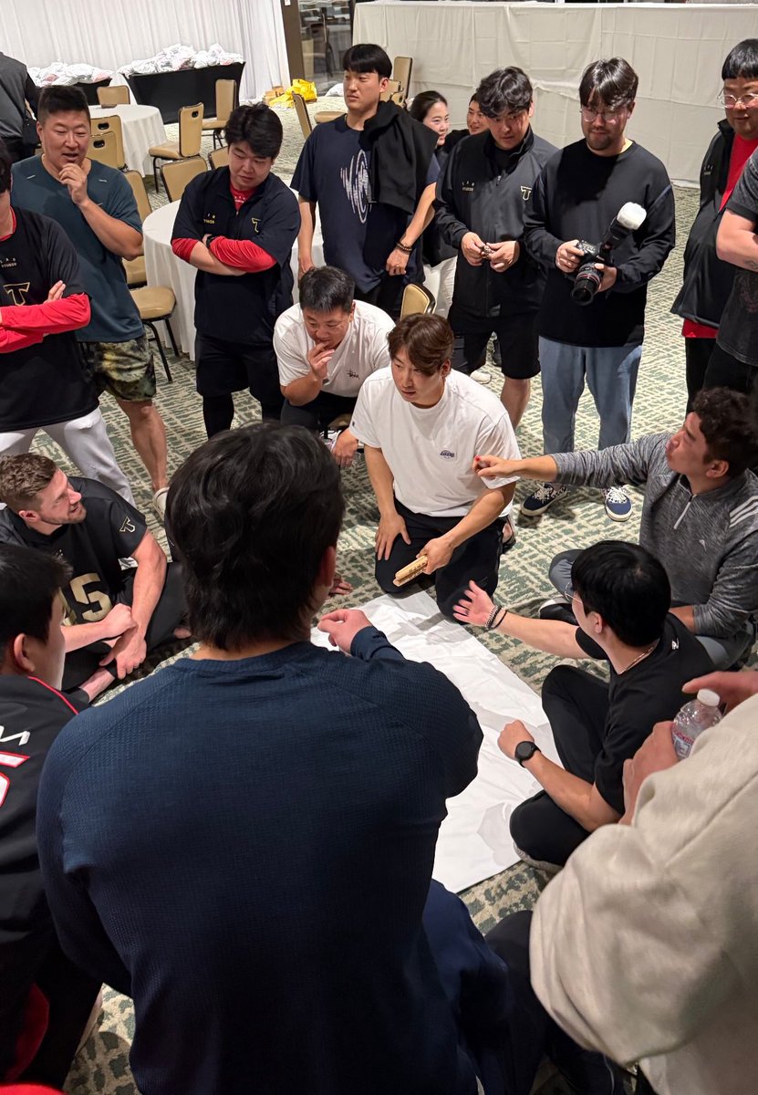 머 회의하나 했더니 주장 손에 들려잇는 윷가락 하