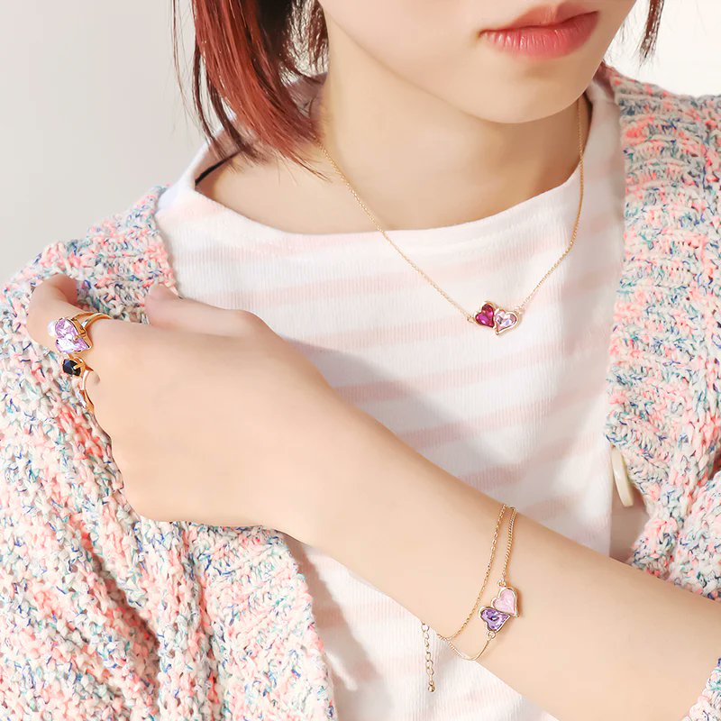 【新商品】推しカプカラーをアクセサリーに！好きな貴和クリスタルを2色セットできる石座が登場！
セットは簡単♪接着剤で貼り付けるだけ◎石座のフチは厚みに変化を持たせ、ぷっくりとしたハートの形状が際立つようにデザインしたこだわりの仕上がりです🤍🩵
kiwaseisakujo.jp/collections/to…