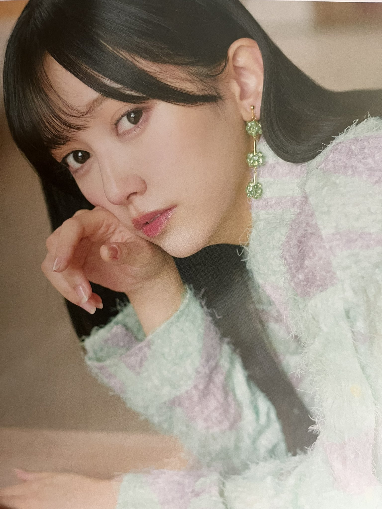 乃木坂46井上和着用ジュンレッドカーディガン