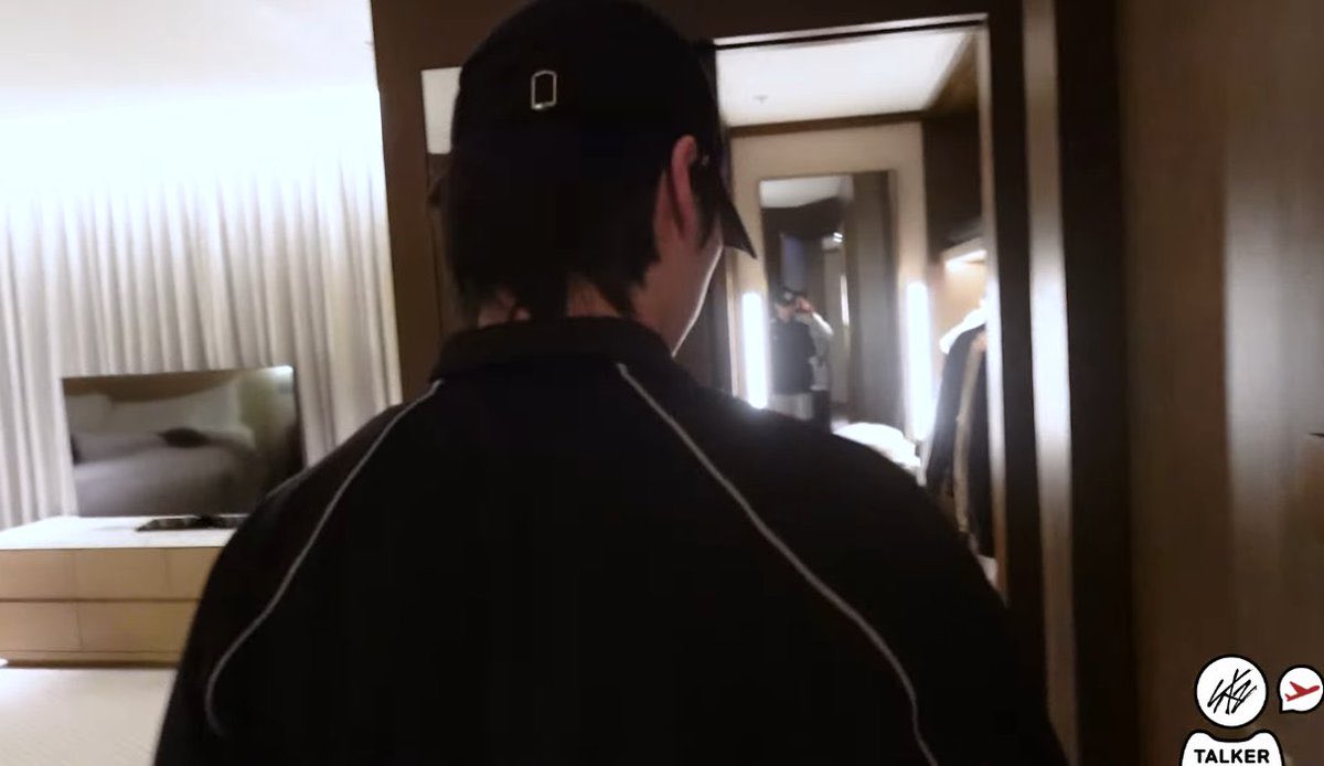 evilbunnyrach's tweet photo. so leeknow is someone who makes his bed at the hotel https://t.co/19XSU3Yf8L