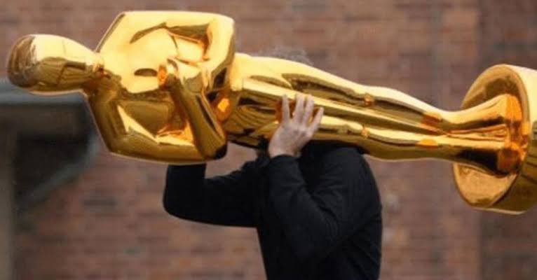 _alexovan's tweet photo. Parece que este año los nominados al Oscar decidieron compartir universo sin darse cuenta. Coincidencias, conexiones inesperadas y más referencias cruzadas que en una película de multiversos… aquí algunas pruebas. Abro hilo https://t.co/KZ0T66Qpam