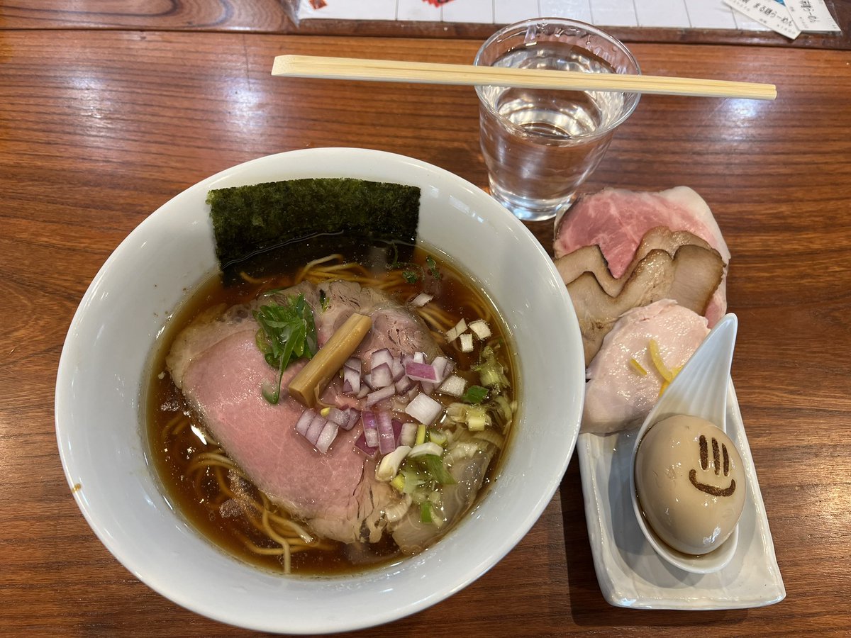 lobe_pen's tweet photo. お昼に食べたラーメンも美味しかったので次にまたきた時あったらまた来ようと思います。
別添えの煮卵に温泉マークの焼印を目の前で付けてくれるのも良かった
あと買わなかったけど焼き芋の自販機が(初めて見た) https://t.co/zpLNT63TBe