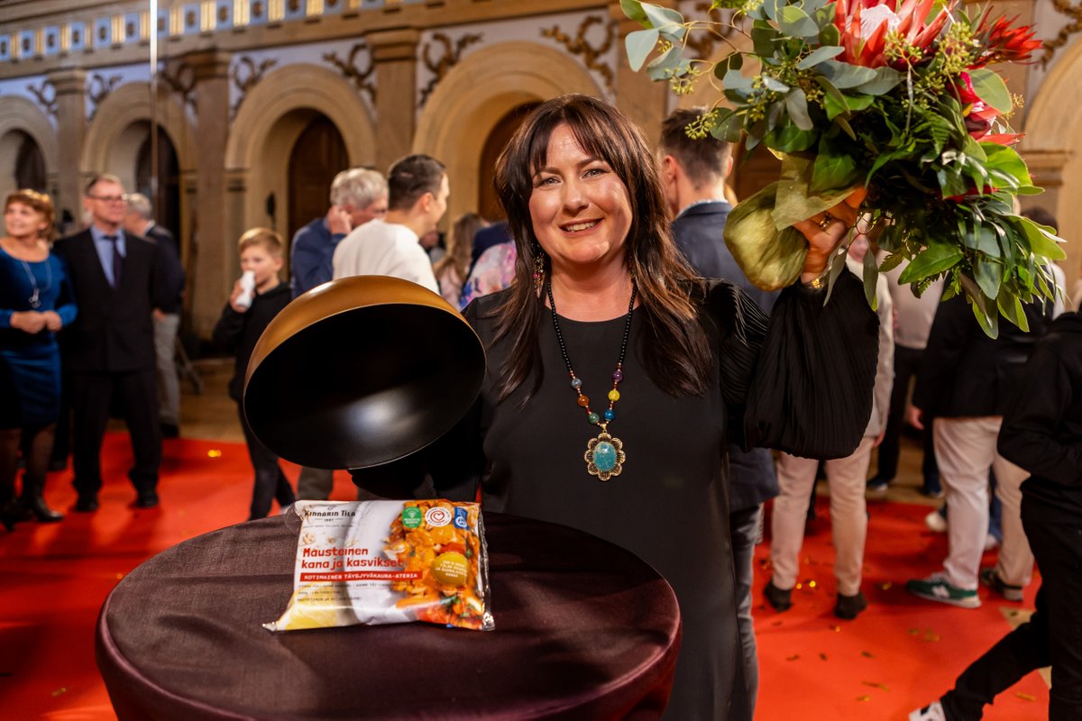 Hollolan kunta onnittelee menestyksestä Suomalainen menestysresepti -kilpailun voittajaa Terhi Kinnaria 💐. 
Terhi Kinnari toi kilpailusta voiton kotiin Kinnarin tilan kauraan pohjautuvilla valmisruoka-aterioilla.

(Kuva: MTV / Sari Soininen)