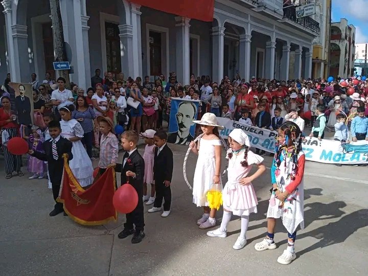milyabad1982's tweet photo. #CiegodeÁvila 👉#MartiVive 👉Nuestras calles inundadas con los personajes de la Edad de Oro 👉 Excelente Jornada 👉 Alegría multiplicada 👉 Imágenes que Hablan 👉#SinPerderUnDía https://t.co/S6u655k2OO