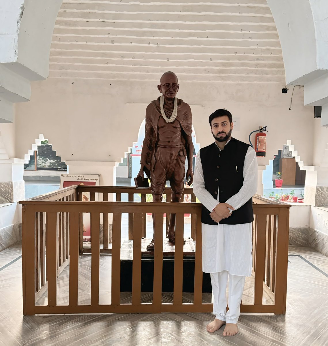 taruunuppal's tweet photo. महात्मा गांधी जी की पुण्यतिथि पर, निर्भय भारत फाउंडेशन के संस्थापक श्रीमान तरुण उप्पल ने उनकी प्रतिमा पर माला अर्पित की।

#MahatmaGandhiVardhanthi 
@nirbhaybharatjk https://t.co/faQxsT413q