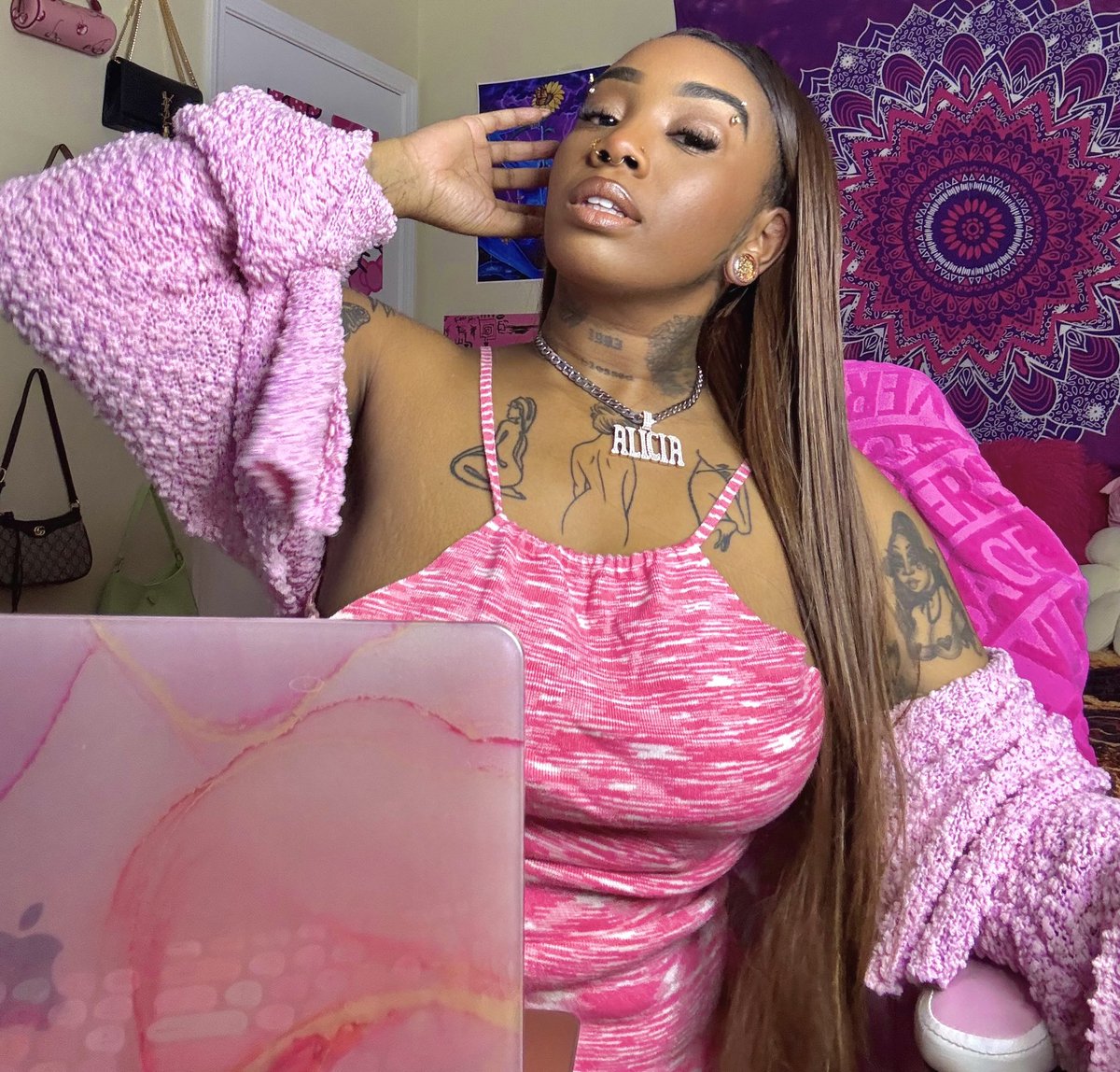 Swear it’s lookin dangerous once I let her come and pet it 💞😋