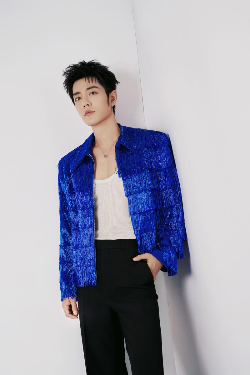 gucci_jp's tweet photo. 春節を祝うBRTVのSpring Festival Galaに出演した、グローバル・ブランドアンバサダーのシャオ・ジャン #XiaoZhan 。クリエイティブ・ディレクター サバト・デ・サルノによるフリンジをあしらったカスタムメイド ジャケット、ワイドパンツ、ホースビットブーツを着用。 https://t.co/2cmbliELgk