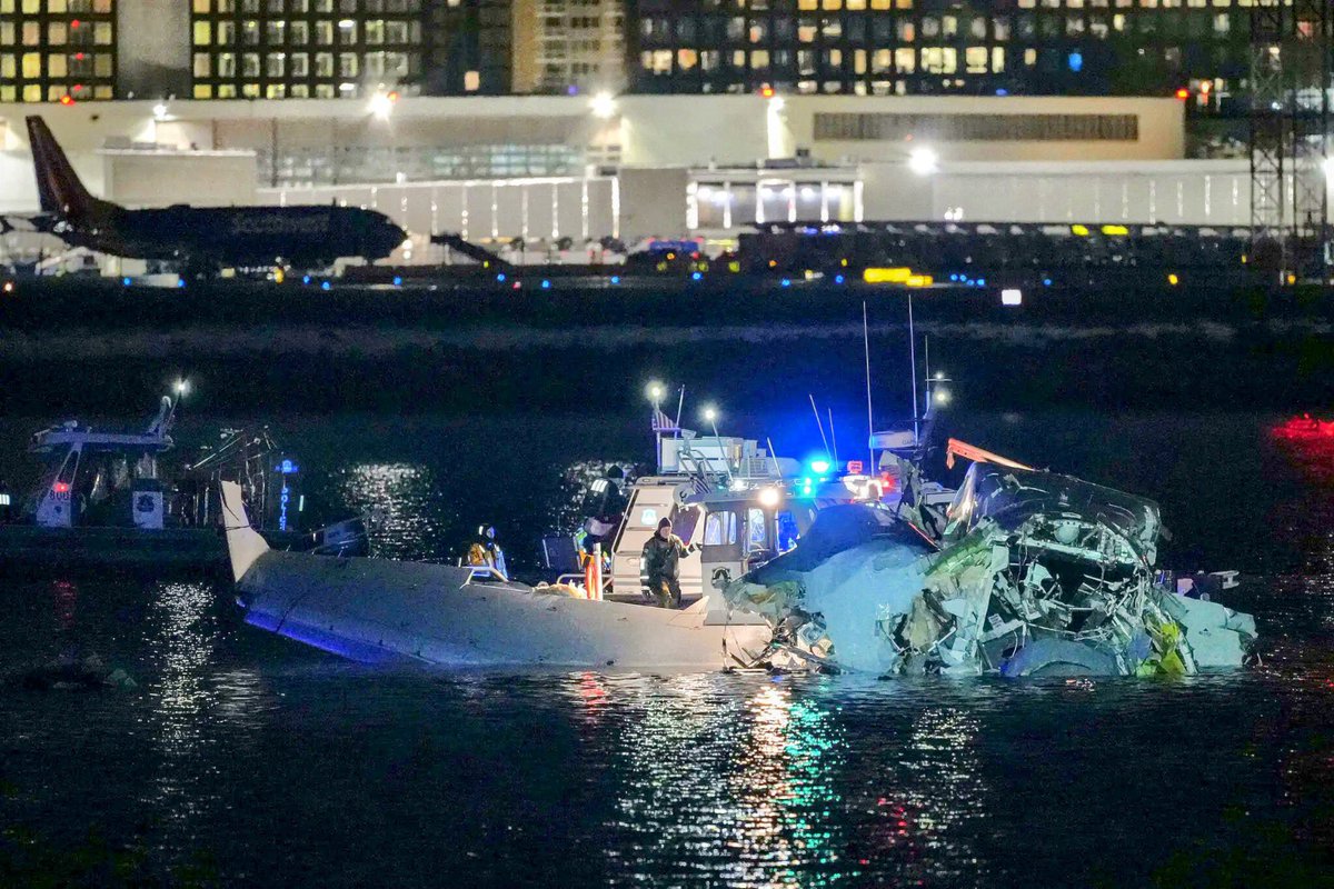SLCScanner's tweet photo. #Update a clear picture of the wreckage of #AA5342. There are a couple of additional videos showing what occurred over the Potomac River. The last picture, is the actual aircraft involved. Reg: N709PS #CRJ700 https://t.co/fuvfUXkkxH