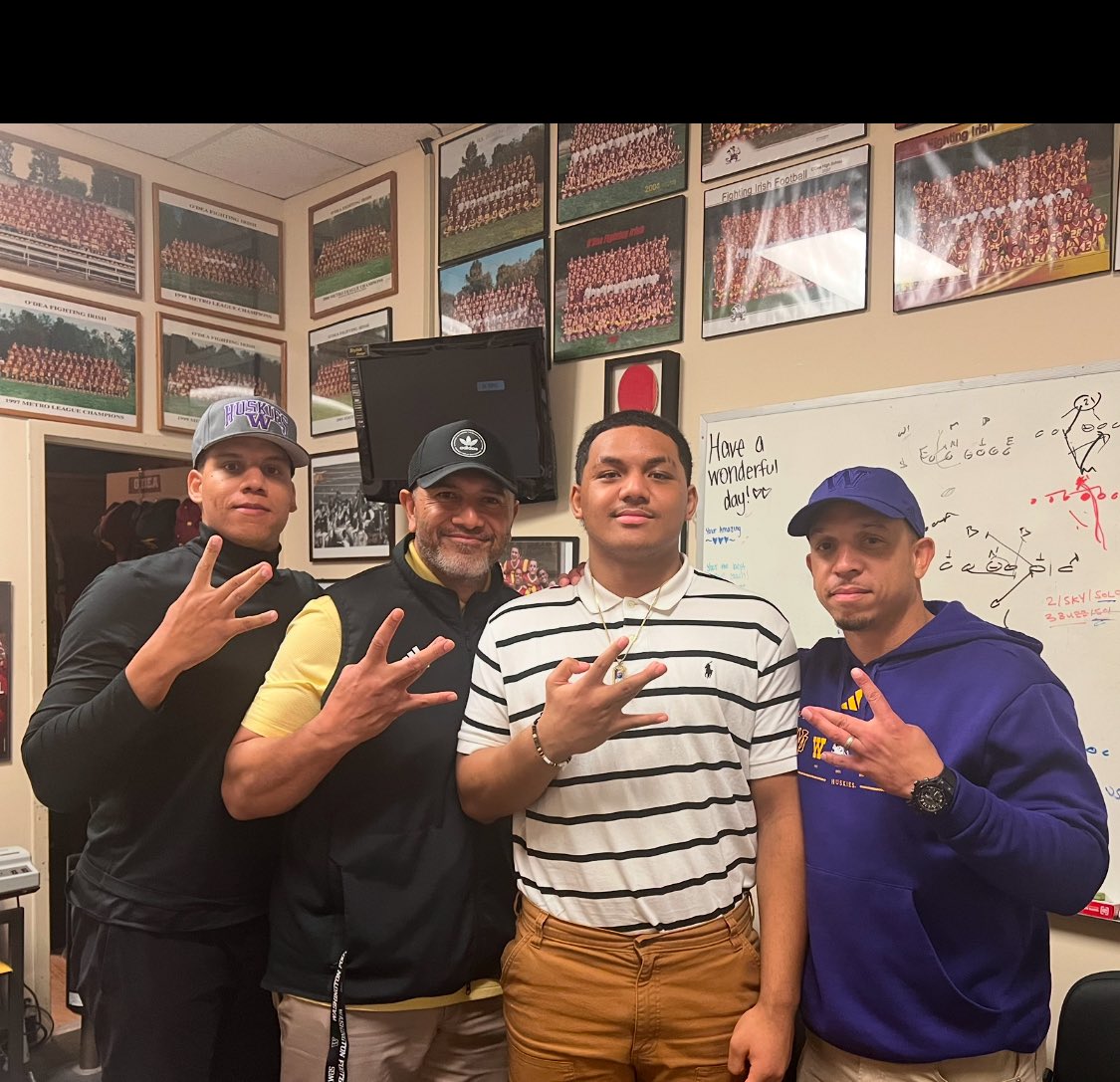 I appreciate the coaching staff for stopping by the school speaking wisdom 🟣🟡<a href="/CoachKaufusi/">Jason Kaufusi</a> <a href="/STaylorMays/">Taylor Mays</a> <a href="/Coach_Walters/">Ryan Walters</a>||  <a href="/TFordFSP/">Tracy Ford</a> @malo_ws <a href="/BrandonHuffman/">Brandon Huffman</a> <a href="/ODeaAthletics/">O'Dea Athletics ☘️</a> <a href="/UW_Football/">Washington Football</a>☔️☔️