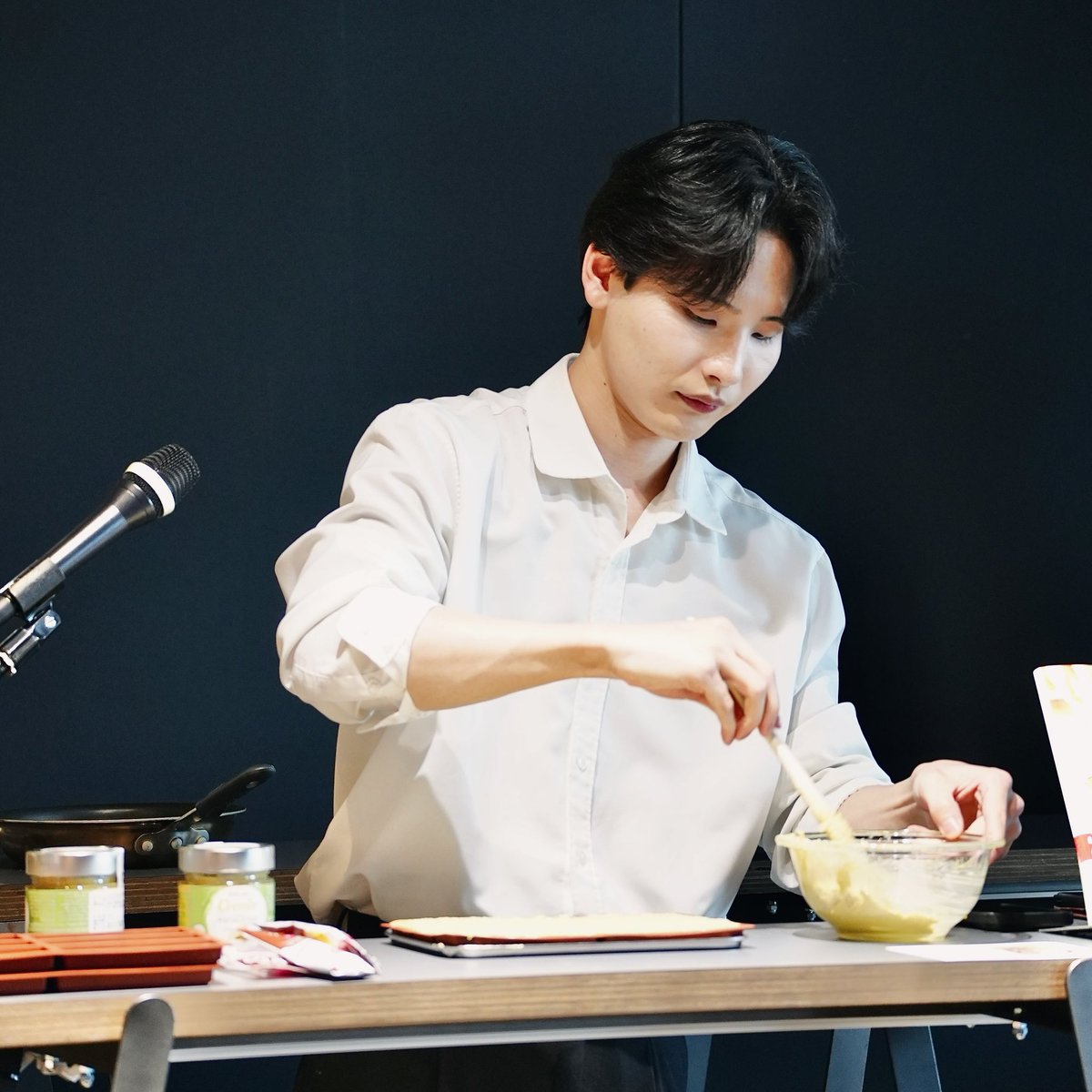 fuyumi1108's tweet photo. 簡単そうに見えますけど、
やはり技術が必要ですね~
ツーショットもたくさん撮りました。
(ちなみに、syunさんのスキンケア方法もぜひ教えてほしいです😂
#syuncooking
#常識やぶりのアイデアおやつ
#吉田宗洋 https://t.co/2k18A2fgyd