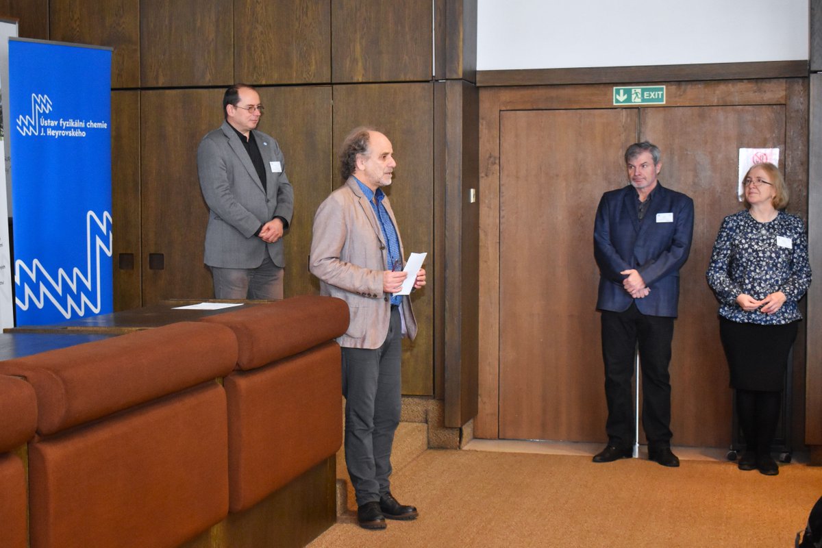 JHINST_Prague's tweet image. 🔬 The first Heyrovský Colloquium for Young Electrochemists brought together 60+ scientists with world-leading experts!
👉 bit.ly/colloquium-ele…
🔬 Keynotes by Prof. Plamen Atanassov (UC Irvine) and Prof. Jan Rossmeisl (Copenhagen), plus a publishing workshop by Prof. Hillman.