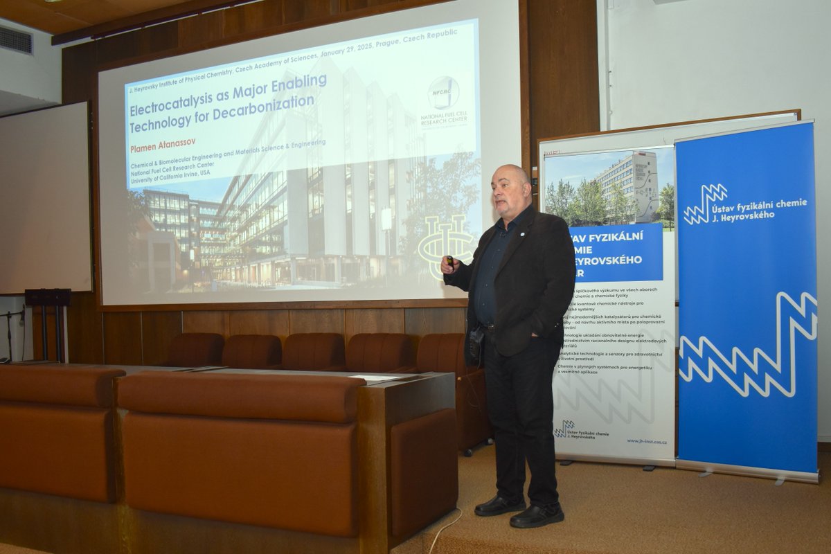 JHINST_Prague's tweet image. 🔬 The first Heyrovský Colloquium for Young Electrochemists brought together 60+ scientists with world-leading experts!
👉 bit.ly/colloquium-ele…
🔬 Keynotes by Prof. Plamen Atanassov (UC Irvine) and Prof. Jan Rossmeisl (Copenhagen), plus a publishing workshop by Prof. Hillman.