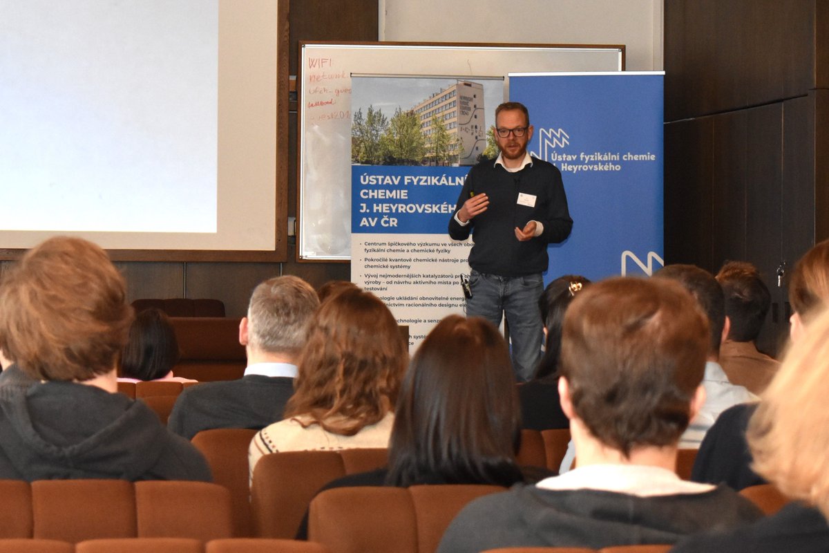 JHINST_Prague's tweet image. 🔬 The first Heyrovský Colloquium for Young Electrochemists brought together 60+ scientists with world-leading experts!
👉 bit.ly/colloquium-ele…
🔬 Keynotes by Prof. Plamen Atanassov (UC Irvine) and Prof. Jan Rossmeisl (Copenhagen), plus a publishing workshop by Prof. Hillman.