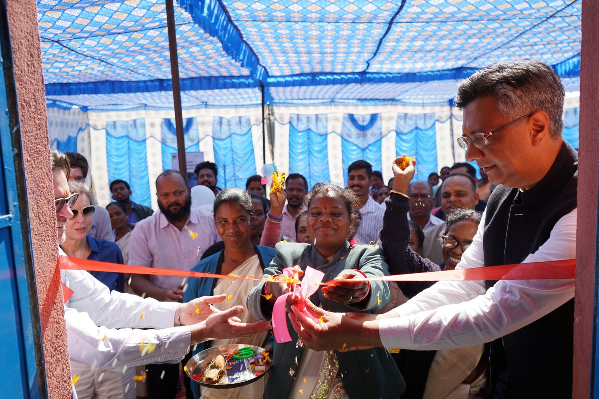 DAperspectives's tweet photo. A major #cleanenergy milestone! 
The Rani Urja Mandala Mahila Samiti inaugurates a 32.5 kW solar mini-grid in Patratoli, Jharkhand, empowering entrepreneurs.

Part of DA's #UrjaMandala initiative with @HSBC, this women-led model advances energy access &amp; economic resilience! https://t.co/nPIuOa0ljG