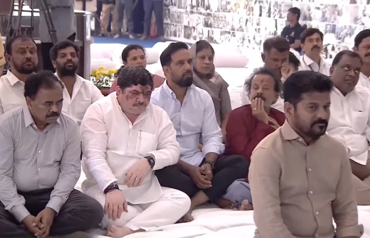 FaheemQureshinc's tweet photo. Today, Hon'ble Chief Minister Sri @revanth_anumula Ji paid floral tribute to Mahatma Gandhi Ji at Bapu Ghat, Langer House, Hyderabad. It was an honor to be present at this solemn occasion, remembering Bapu's ideals of truth, non-violence, and unity.

#MahatmaGandhi #BapuGhat  #RevanthReddy #Hyderabad #Gandhi #Unity