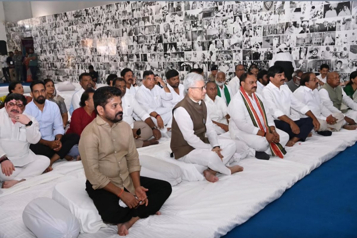 FaheemQureshinc's tweet photo. Today, Hon'ble Chief Minister Sri @revanth_anumula Ji paid floral tribute to Mahatma Gandhi Ji at Bapu Ghat, Langer House, Hyderabad. It was an honor to be present at this solemn occasion, remembering Bapu's ideals of truth, non-violence, and unity.

#MahatmaGandhi #BapuGhat  #RevanthReddy #Hyderabad #Gandhi #Unity
