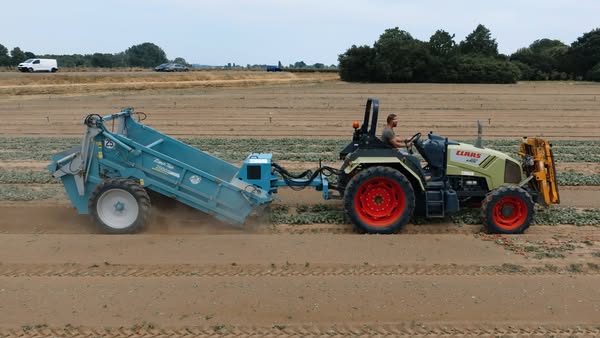 ObaikanesWLL's tweet photo. Discover your solution.
Optimally prepared soil is immensely important in ensuring that seedlings are strong. BeachTech does it all in one pass – in maximum quality and with high efficiency.
For inquiry please call 3378 3105.
#Obaikan #BeachTech #sandcleaning #stoneremoval https://t.co/auEPzTZ72K