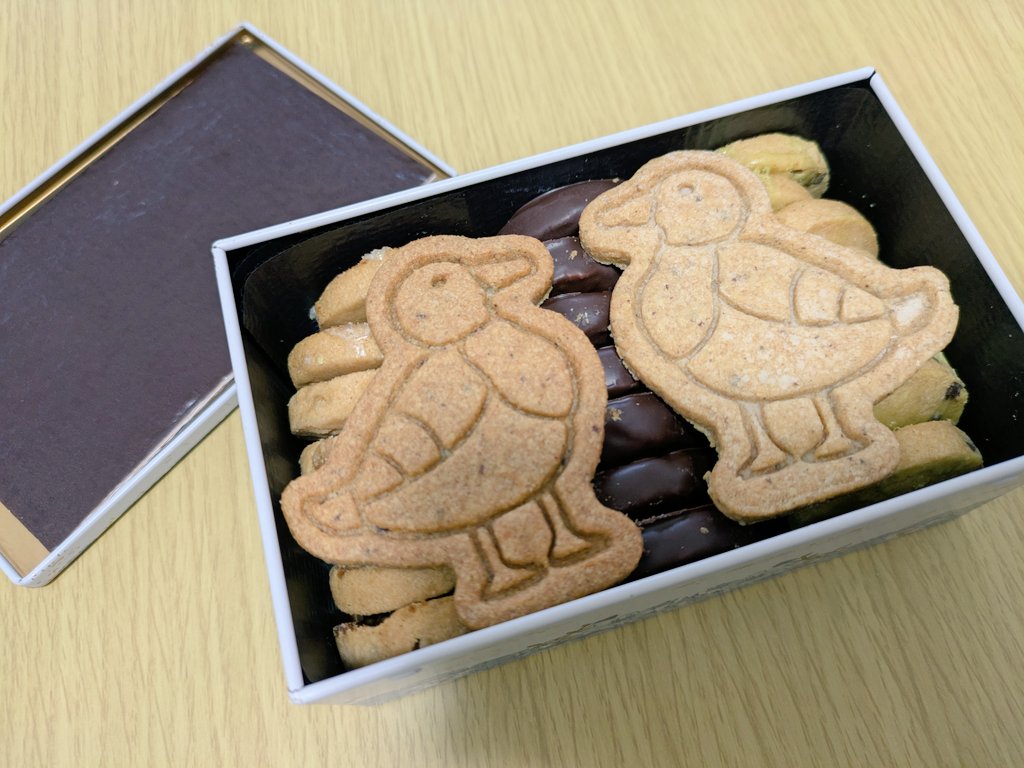 m_zz_w's tweet photo. ティールのクッキー缶、サクサクでおいしい🥰マカダミアとレモングラスのクッキーが個人的にお気に入り。
#アムールデュショコラ 
#アムール・デュ・ショコラ https://t.co/mX94t4W5ji