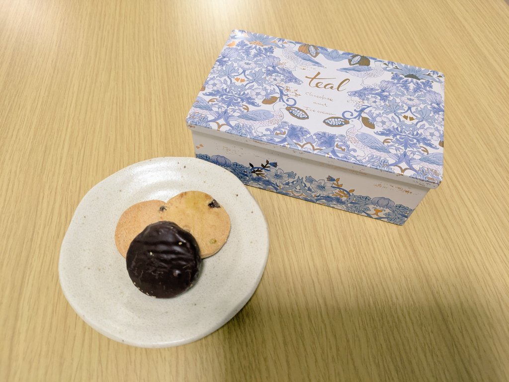 m_zz_w's tweet photo. ティールのクッキー缶、サクサクでおいしい🥰マカダミアとレモングラスのクッキーが個人的にお気に入り。
#アムールデュショコラ 
#アムール・デュ・ショコラ https://t.co/mX94t4W5ji