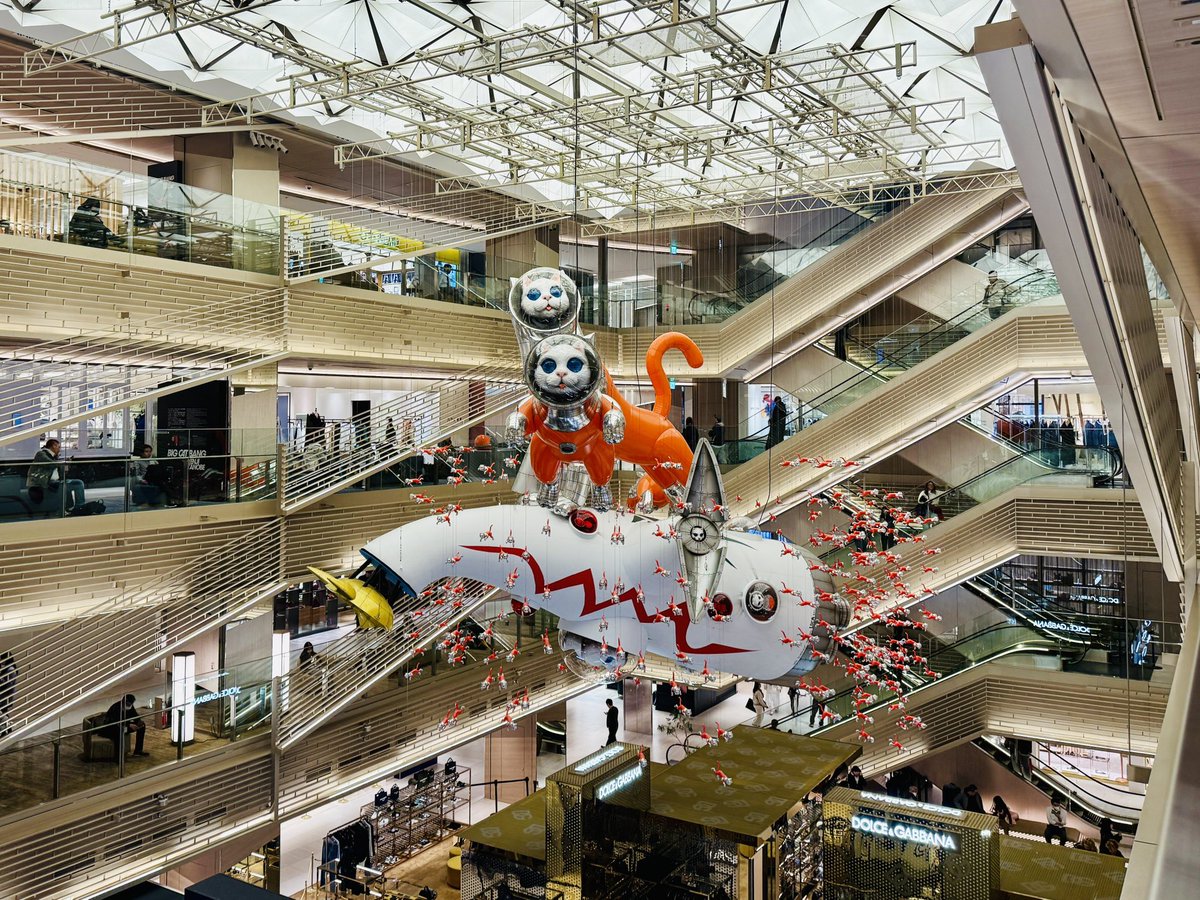 GINZA SIXにヤノベケンジ氏の宇宙猫😺🚀🌕
すごい迫力🤩‼️✨