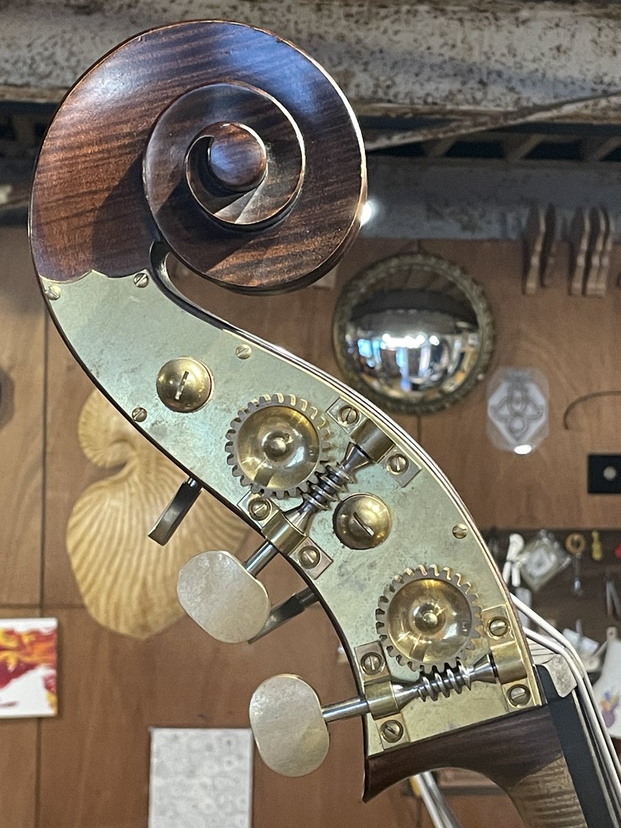 【入荷品ご紹介‼️】
 
Thomas Martinが入荷致しました！
大きなボディで、ジャズにもクラシックにもピッタリなふくよかなサウンドが魅力的です🎶状態◎
弦長：約107.5cm

是非、店頭にてご試奏下さい🎻
お問合せ→ 03-5357-8907
LINE ↓
lin.ee/egCVnJ8
#コントラバス
#コントラバス弓