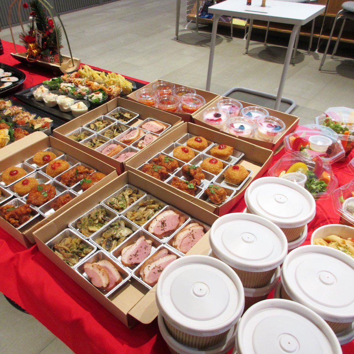 WAWshareoffice's tweet photo. 1/24WAWでは月額会員様限定の新年会を実施いたしました🎉
お正月らしく、食事も豪華に🍽
会員様のお仕事内容から、普段は中々聞けないプライベートな事まで色々お話しできて充実した濃い時間となりました！
皆様にも楽しんでいただけて良かったです！ https://t.co/JSY6YtS8yl