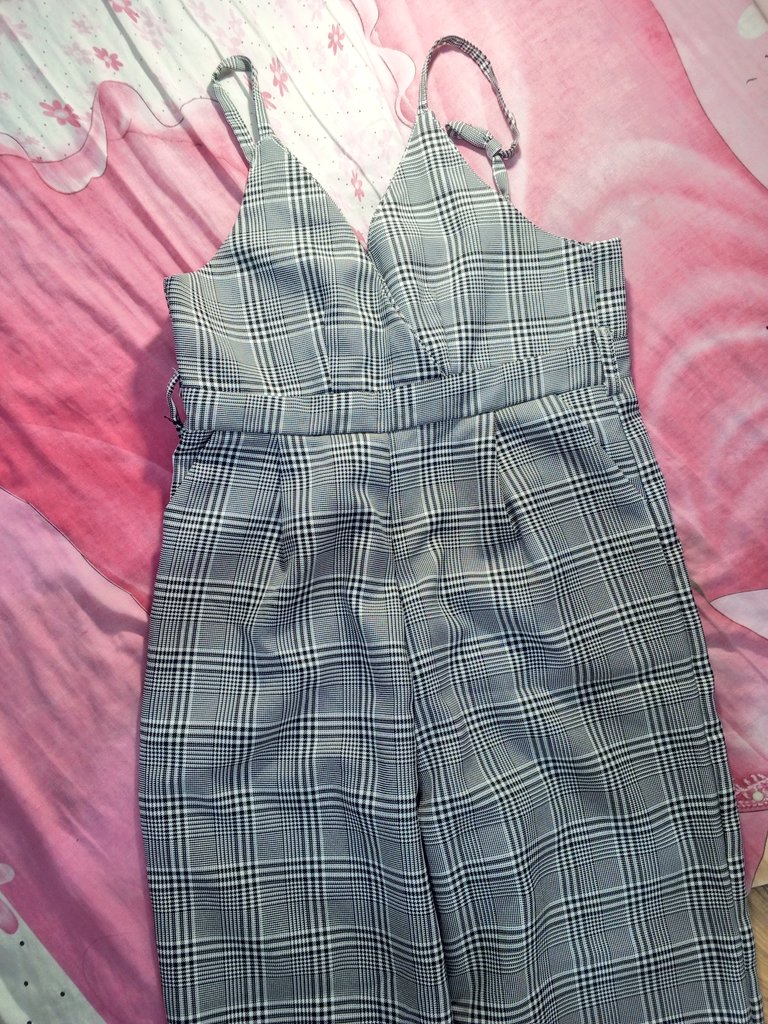 seattlestreett's tweet photo. JUMPSUIT KOTAK-KOTAK

💸 selling price : 55.000

📌 model jumpsuit, kotak kotak
📌 ada details kantong, dan bagian utk sabuk
📌 dibagian belakang ada resleting 
📌 minus, tali baju di ikat (bisa di buka. waktu itu di ikat karna kebesaran)
📌 1x pemakaian https://t.co/Z91tohcaIK