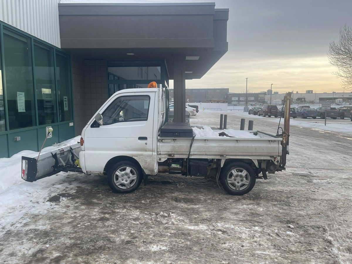 takao47's tweet photo. 徹底的な寒冷地仕様への改造に痺れた。
#keitora
#除雪車 https://t.co/5oxJXVRyjX