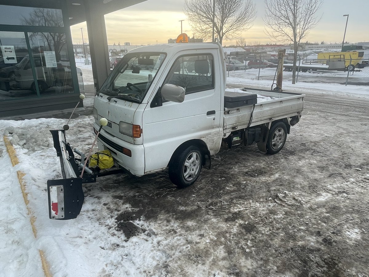 takao47's tweet photo. 徹底的な寒冷地仕様への改造に痺れた。
#keitora
#除雪車 https://t.co/5oxJXVRyjX