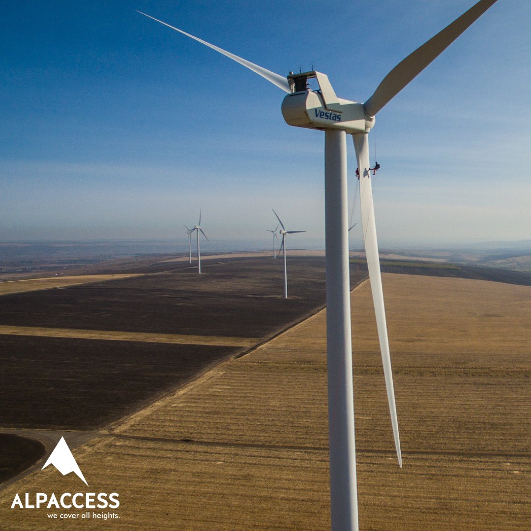 During their lifetime, the blades have to bear huge loads that can lead to their damage. AlpAccess performs inspections and repairs to wind turbine blades with epoxy or polyester resins, as well as with fiber glass or carbon fiber.