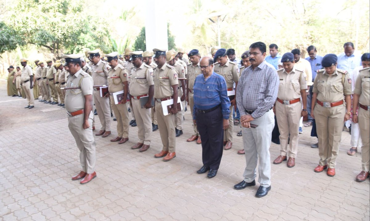 PTC_Kalaburagi's tweet photo. "ಭಾರತದ ಸ್ವಾತಂತ್ರ್ಯ" ಸಂಗ್ರಾಮದಲ್ಲಿ ಹುತಾತ್ಮರಾದವರ ಸ್ಮರಣಾರ್ಥವಾಗಿ ಎರಡು ನಿಮಿಷಗಳ ಕಾಲ ಮೌನಾಚರಣೆಯೊಂದಿಗೆ ಹುತಾತ್ಮರ ದಿನಾಚರಣೆಯನ್ನು ಆಚರಿಸಲಾಯಿತು. https://t.co/uNRqMR6IVc