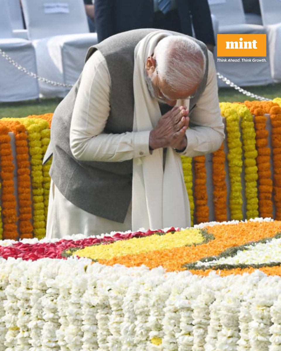 livemint's tweet photo. #PresidentDroupadiMurmu, Prime Minister #NarendraModi amongst other political leaders paid tributes to #MahatmaGandhi on his 77th death anniversary at Rajghat in Delhi.

(📸: Ajay Aggarwal, and Vipin Kumar/HT)

Read more: https://t.co/wj3xog8Iw4

#MartyrsDay https://t.co/SMPhA60mUP