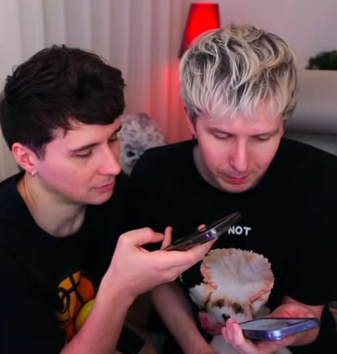 catraviolet's tweet image. excuse me… umm… helloooo… can i say something…hello?? ..stop ignoring me.
you’re always on those damn phones.