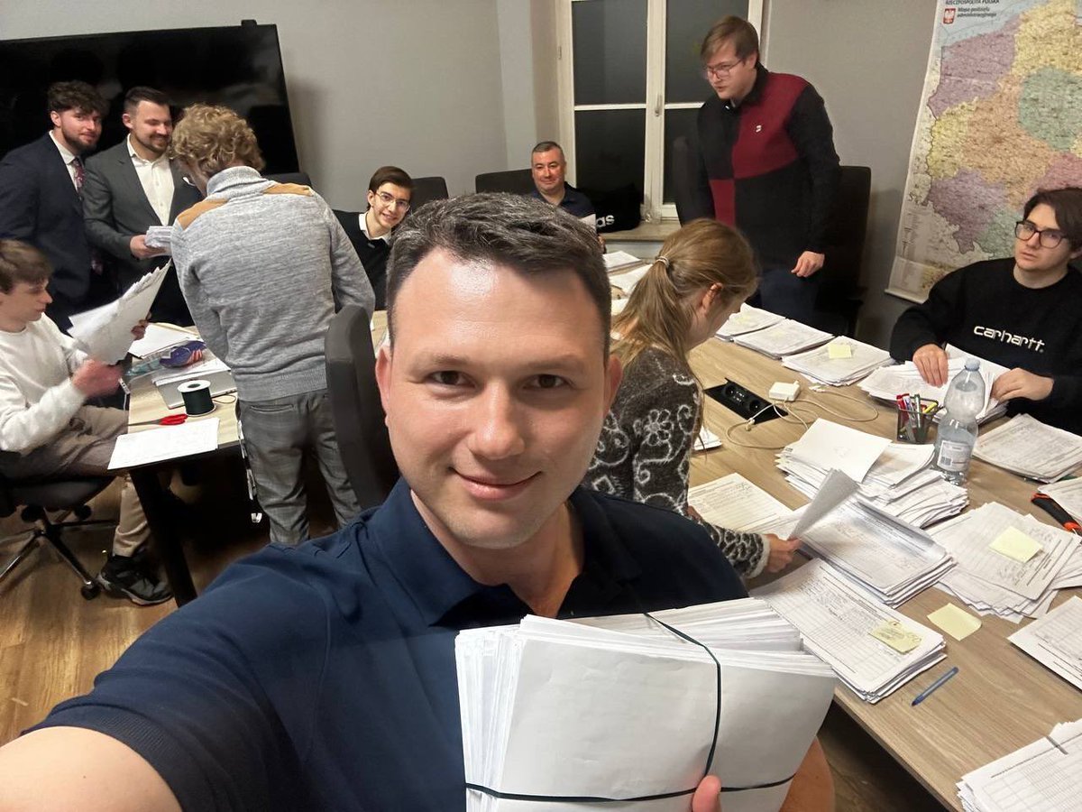 Jeszcze wczoraj do późnych godzin nocnych liczyliśmy podpisy, a dziś rano złożyliśmy 250 tysięcy podpisów w PKW.

Rejestrujemy się jako pierwsi! Bardzo wszystkim dziękuję za pomoc i bardzo sprawną zbiórkę podpisów!