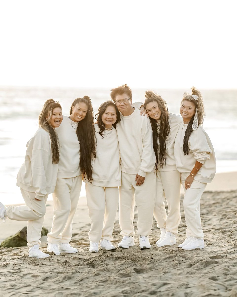 Gong Hay Fat Choy! Hope everyone has a healthy and Happy New Year full of wisdom and strength! Love, your #JAZMINsisters #FamilyPortrait #ChineseNewYear2025 #YearoftheMamba #ChineseNewYear 🧧🐍🐍🐍🐍✨♥️