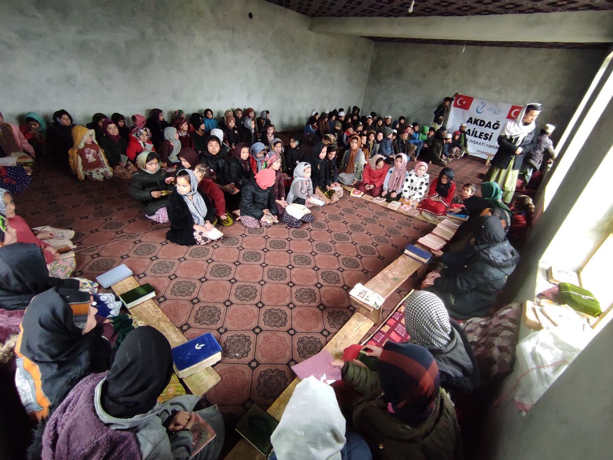 bashirahmadhaid's tweet image. Afganistan Takhar Daşt Qala Ayhan’ım İlçesinde Yesevi Hareketi Derneği girişimi ve Akdağ Ailesini Desteği ile yapmış olduğumuz Medresemizi Açılışını gerçekleştirdik.Bu Medresede yaklaşık 200 kız ve erkek yavrularımız Dini Eğtim Alacaktır.Yemeği geçen Bütün abilerimizden teşekkür
