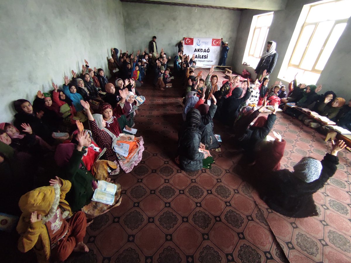 bashirahmadhaid's tweet image. Afganistan Takhar Daşt Qala Ayhan’ım İlçesinde Yesevi Hareketi Derneği girişimi ve Akdağ Ailesini Desteği ile yapmış olduğumuz Medresemizi Açılışını gerçekleştirdik.Bu Medresede yaklaşık 200 kız ve erkek yavrularımız Dini Eğtim Alacaktır.Yemeği geçen Bütün abilerimizden teşekkür