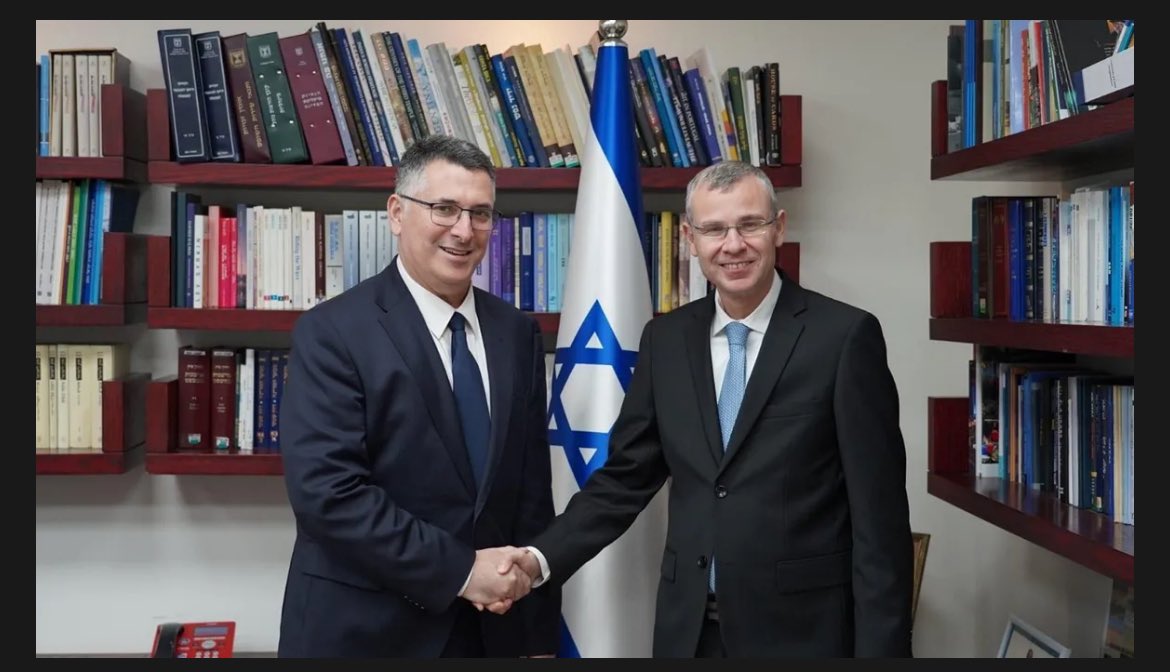 BenReichIsrael's tweet image. מתווה לוין-סער - מישהו עשה סימולציות?
כאשר תומכי המתווה טוענים שאין שום מדינה בעולם בה השופטים משתתפים במינוי עצמם , הם מתבססים על מחקרים שטחיים ושקריים של פורום קהלת שכבר הופרכו על ידי המכון הישראלי לדמוקרטיה.
אבל יש משהו אחר במתווה לוין-סער שאין לו אח ורע בשום מקום בעולם, והוא…