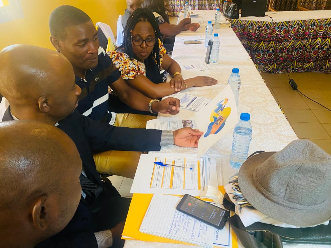 #DésinfoxJeunesse
Après la ville de Yaoundé, 15 responsables de structures éducatives sont formés à l'EMI depuis hier dans la ville de #Bafoussam. La formation de 3 jours leur donnera des compétences pour organiser des activités d'EMI avec leurs apprenants <a href="/CFImedias/">CFImedias</a>